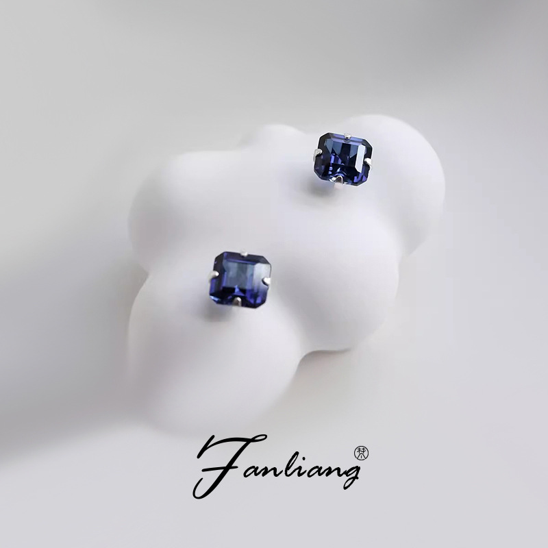 「Midnight Royal」Natural Sapphire Square Stud Earrings