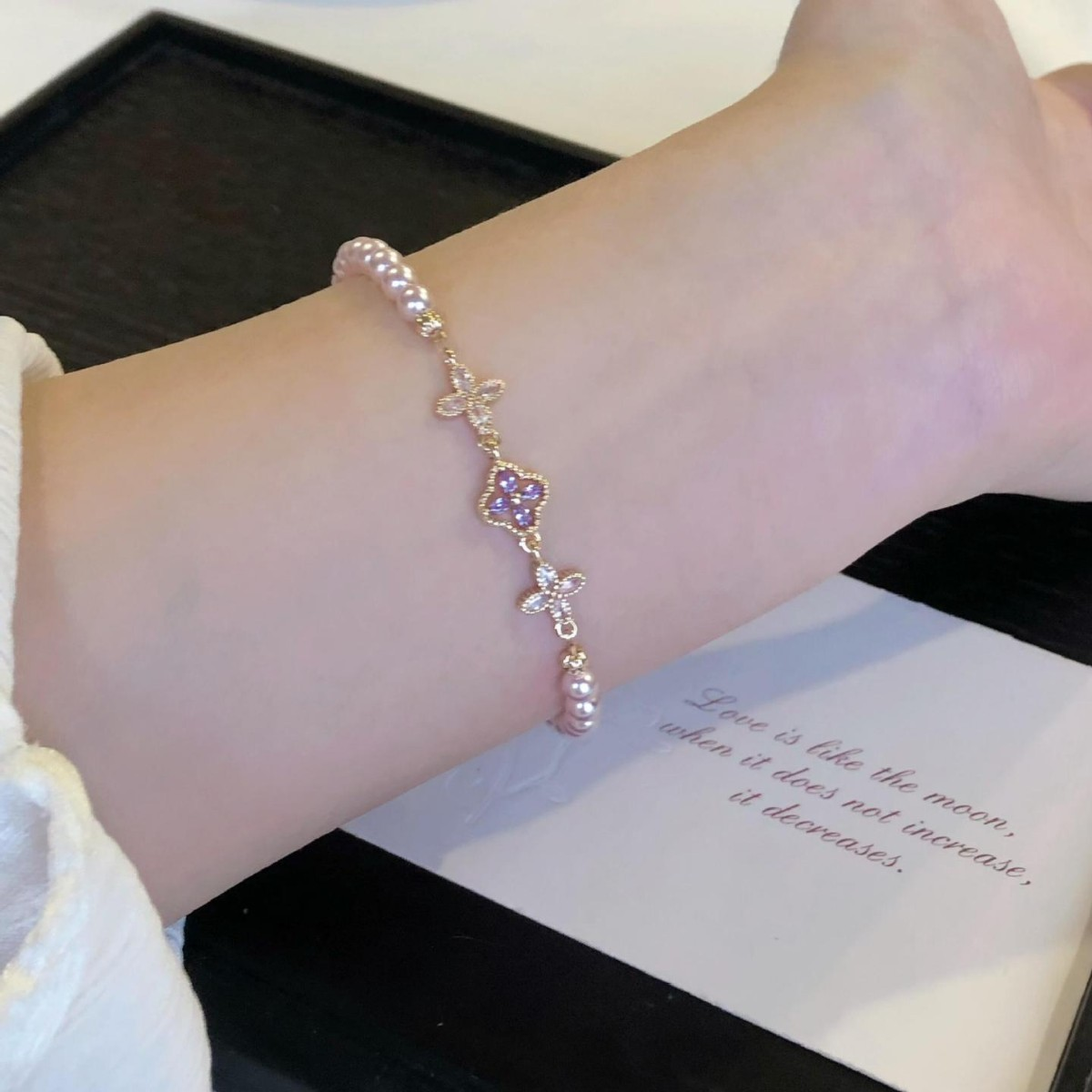 Four Leaf Clover Shell Pearl Bracelet