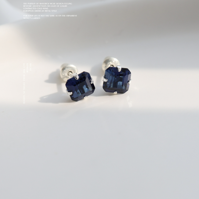 「Midnight Royal」Natural Sapphire Square Stud Earrings