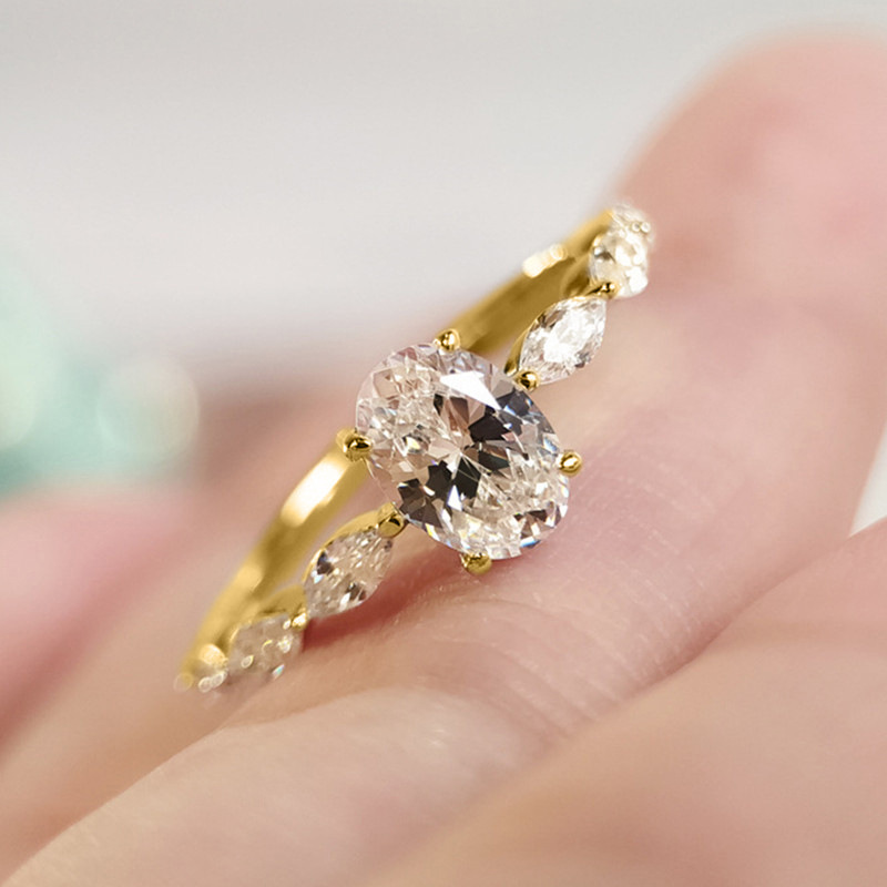 Oval-cut emerald ring